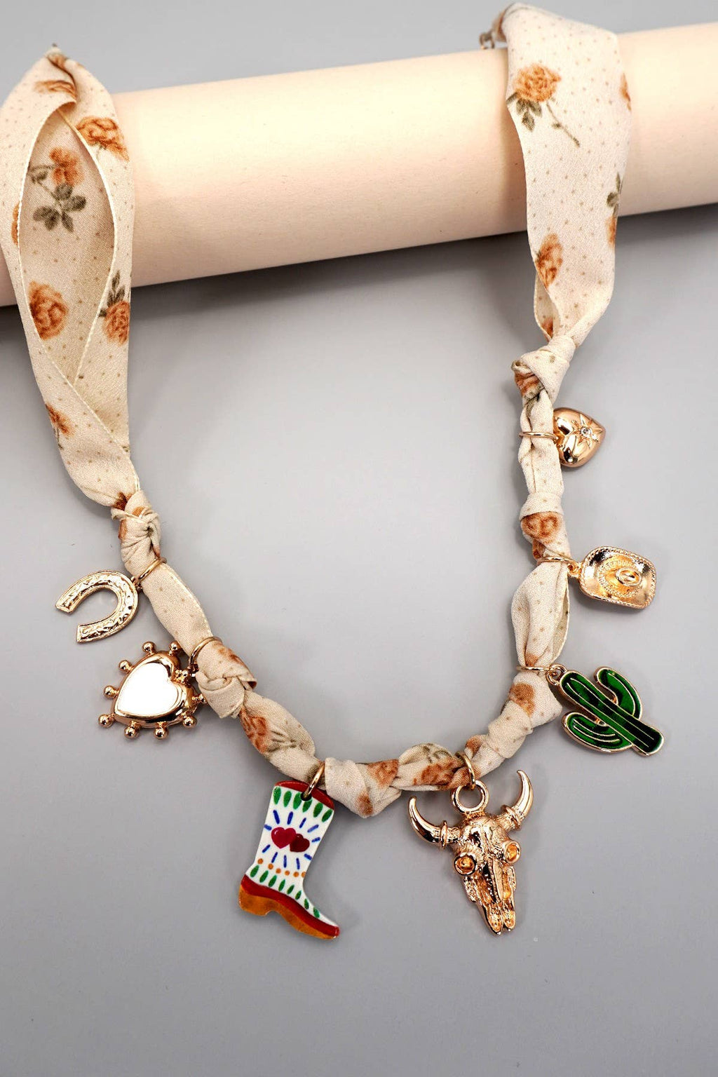 SCARF CHARM NECKLACE-BOOT CACTUS HAT HEART | 80N92365: GOLD