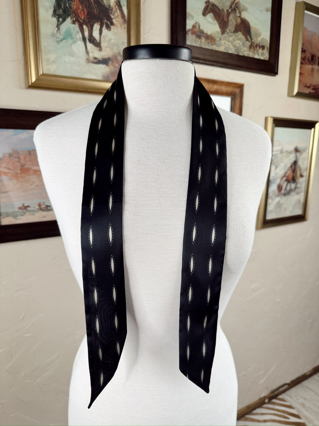 The Buckstitch Twilly in Black